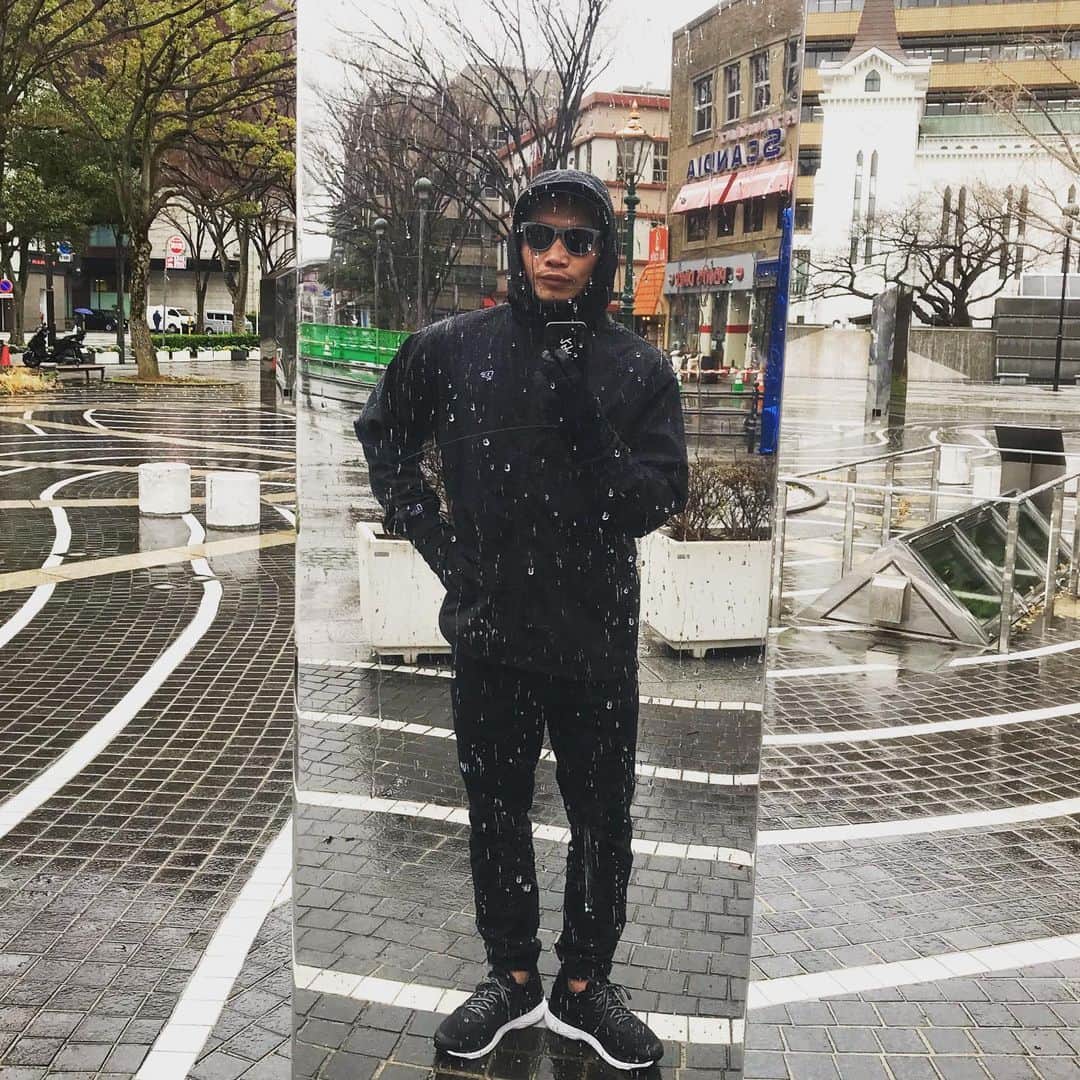 宇野薫のインスタグラム：「UNORUN  #今朝のみなとみらい  途中から雨が降ってきてしまいましたが、NEWカーボンシューズで走りました。  #unorun #caoluno #unokicks #newerajapan #neweracap  #oakleyfrogskins #stancesocks #yonex  #ニューエラ #オークリー #スタンスソックス #ヨネックス」