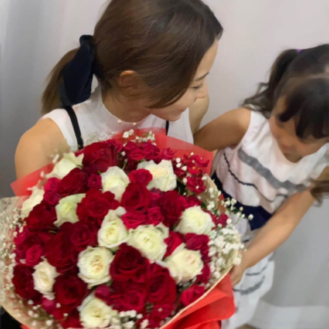 細貝萌さんのインスタグラム写真 - (細貝萌Instagram)「Happy 9th anniversary to my love.❤️🤍3.3.2020.🤍❤️ 3月3日は結婚記念日でした🌹いつもありがとう！🙇🏻‍♂️🌹✨ #bangkok#anniversary#9th」3月4日 10時58分 - hajime_hosogai_official