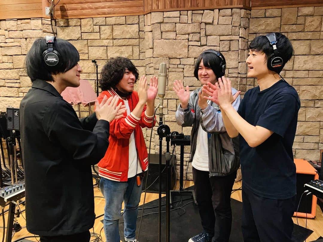 古賀隼斗のインスタグラム：「【本日リリース日！】 ついに、本日は ベストアルバム「KANA-BOON THE BEST」 シングル「スターマーカー」(3日前くらいにフルがYouTubeに上がったので見てみてね！) 同時発売日で御座います！！ 超オメでたいです。 オメでたい頭でなによりです。  ベストアルバムを出せる幸せ、そして最新シングル「スターマーカー」は、大好きなヒロアカのOPテーマにもなりました。  写真は、 「僕のヒーローアカデミア」OPテーマ「スターマーカー」のクラップのレコーディング風景です。  金澤ダイスケさん(ダイちゃん先生)もご協力してくれました！  #kanaboon #古賀隼斗 #ベストアルバム #シングル #リリース日 #僕のヒーローアカデミア #ヒロアカ #クラップむずい #スターマーカー」