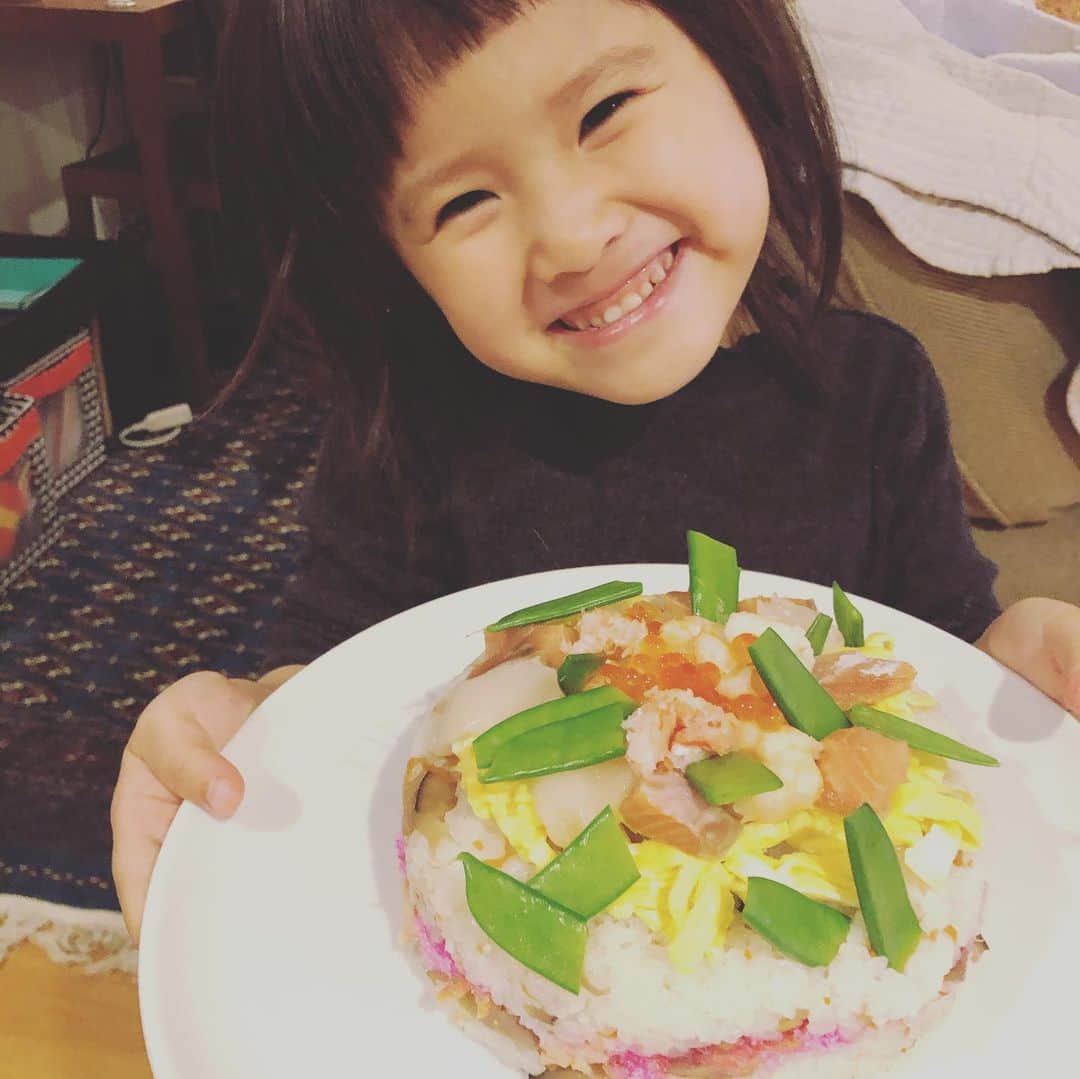依布サラサさんのインスタグラム写真 - (依布サラサInstagram)「出来上がり🍑  大満足でたくさん食べてました🙆‍♀️ #ひなまつり　#ひなまつりケーキ  #雛祭り　#雛祭りケーキ #ちらし寿司　#4歳女の子 #サラミニ　#雛人形　#ロイヤルコペンハーゲン #royalcopenhagen」3月4日 11時05分 - sarasaifu