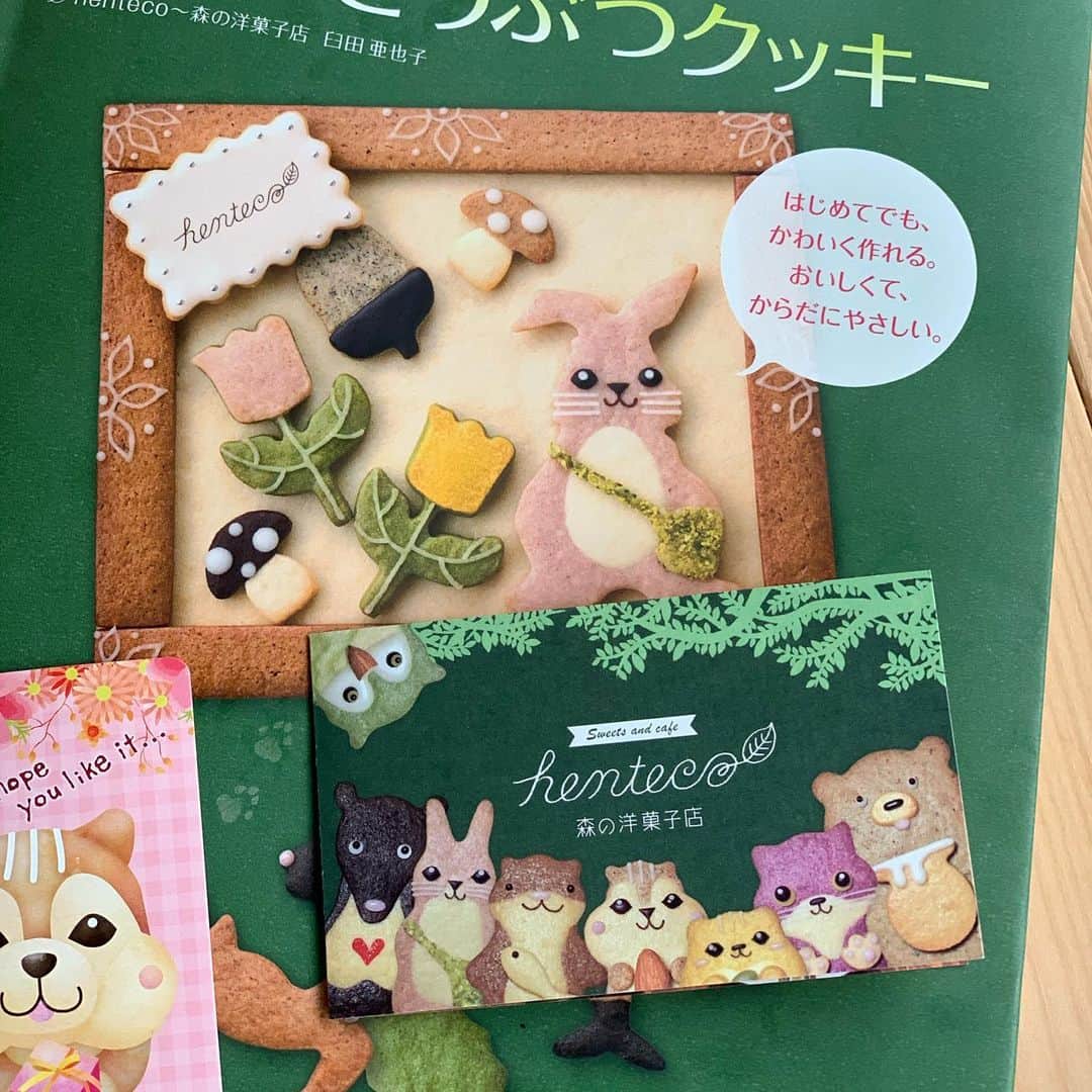 maki ogawaさんのインスタグラム写真 - (maki ogawaInstagram)「私のクッキーバイブル ﻿ ﻿ 『かわいい！おいしい！手作りどうぶつクッキー』﻿ (#世界文化社 より出版)﻿ ﻿ の﻿ ﻿ @henteco_mori さんから﻿ ﻿ リス君をお迎えすることになりました❤️❤️ ﻿ ﻿ かわゆすー😍﻿ ﻿ 写真① りすくん(名前付けよう🤣) ﻿ ﻿ 写真② henteco~森の洋菓子店　クッキー本 『かわいい！おいしい！手作りどうぶつクッキー』﻿ ﻿ 写真③ ショップカード❣️全部クッキーです。 ﻿ ﻿ 写真④,⑤ 以前henteco森さんでいただいたりすくんクッキーとくまやきとケーキ&﻿ にゃんこクッキー😍﻿ ﻿ 全てのクッキーが可愛くてきゅんきゅんします✨✨✨ ﻿ お持たせにもおすすめです😻﻿ ﻿ お店は﻿ 目黒区碑文谷(イオンのそば)にあります。﻿ 学芸大学駅か都立大学駅から﻿ 徒歩で10分ほど。﻿ ﻿ 落ち着いたらリスくんの里帰りの﻿ 付き添いで﻿ お店にうかがいまーーす😆  Check @henteco_mori Instagram and see more details. #henteco森の洋菓子店  #tokyo #cute #tokyocafe #tokyocafes #cutecake #iphonexs #cutefood #toocutetoeat #cutecookies #cookie #kitten #kitty #cat #edibleart #edible #kawaiifood #kawaii #kawaiifoods #クッキー　#かわいいお菓子 #かわいいお菓子屋さん」3月4日 11時21分 - cuteobento