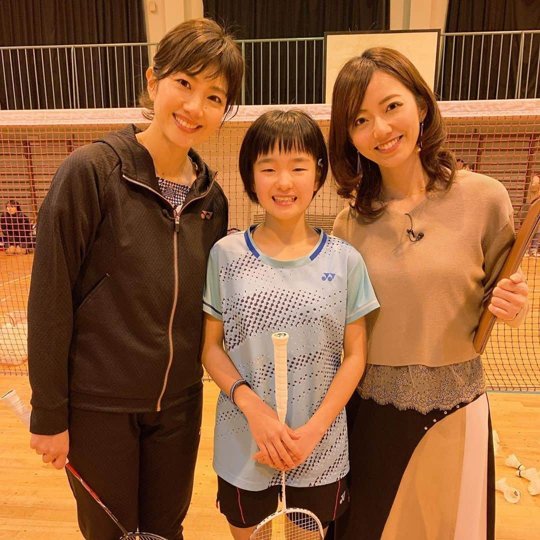 潮田玲子さんのインスタグラム写真 - (潮田玲子Instagram)「な、な、な、なーんと私の愛するバドミントン専門番組！お台場バドミントン学園がついに地上波で放送されます😍😭🙌🙌🙌 2019年の5月にBSフジでスタートした「お台場バドミントン学園」。これまで男子シングルス桃田賢斗選手や女子ダブルス・タカマツペア（髙橋礼華選手、松友美佐紀選手）など日本のトッププレイヤーたちを特集し、バドミントン100％で濃密にお送りしてきました！今回は2019年を振り返る大反省会スペシャル！初回放送でゲストとしてご登場いただいた銭谷欽治日本バドミントン協会専務理事、パク・ジュボンバドミントン日本代表ヘッドコーチを迎え、これまでの放送を振り返っていきます！いよいよ今夏に迫った大一番に向けてますます盛り上がるバドミントン界！お楽しみに！😍 今回は放送されませんが大好きなコーナー「いきなり潮田」バドミントンが上手くなる為に質問してもらい、サプライズで行きその場でその質問に私が答えちゃうコーナーです😂🤣☝️ 埼玉県久喜市のジュニアチームに行ったり、長野県のジュニアチームにも行きました🤗 次はそこのあなたのチームに行くかも？！ 総集編は3月4日25時55分〜26時50分 フジテレビ、お台場バドミントン学園 是非ご覧ください🙇‍♂️ #お台場バドミントン学園 #バドミントン専門番組 #総集編 #地上波放送 #今夜25時55分〜 #是非ご覧ください #男子シングルス日本代表コーチの #中西コーチにも会えました #ユニシスOBOG #ファンの方が大切に持ってくれていたという #懐かしいユニフォームにも会えました」3月4日 11時23分 - reikoshiota_official