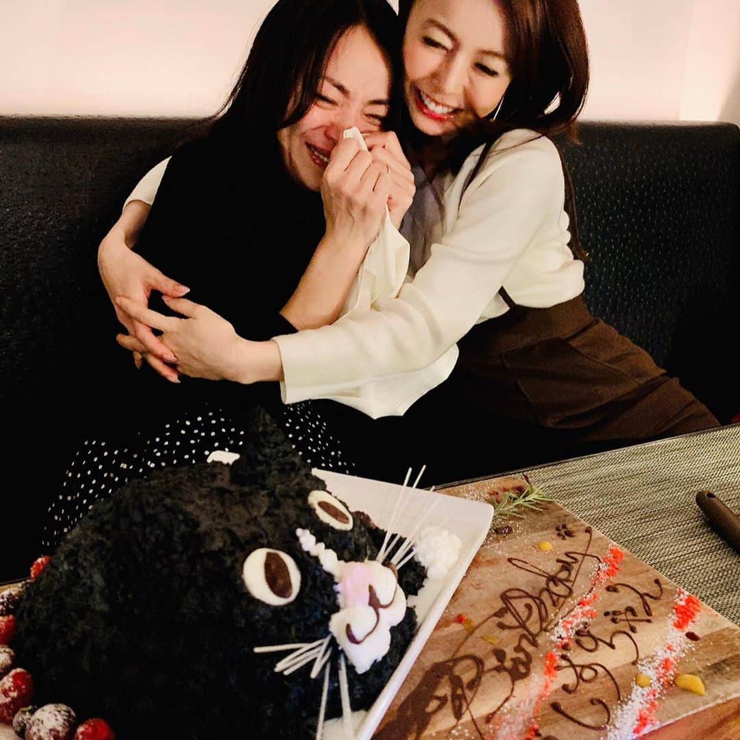 宮崎宣子さんのインスタグラム写真 - (宮崎宣子Instagram)「15年一緒にいたルルちゃんが、 今年1月2日に天国に行ってから、 久しぶりに静子姉さんとお誕生日のお祝いが出来た夜でした✨  恵比寿にあるゴデレッチョさんが、ルルちゃんのケーキを作ってくれて、、、 涙、涙にしてしまったけど、 本当に素敵な誕生日会となりました✨  静子姉さんは、私がインフルエンザの時に、手作りスープと、大量の食糧、飲み物、果物を抱えて、 わざわざ駆けつけてくれた恩人でもあります。  初めて出会ったのは、ニューヨークでしたが、日テレの同期と結婚してからは、日本でもずーっと交流させてもらい、5年目になりました😊  ニューヨークからルルちゃんも一緒に日本にきてからは、 私は大切な人に出会えた感謝しかありませんでした。  ひとりぼっちの誕生日や、クリスマスを迎えそうな時も、いつも一緒に過ごしてくれてありがとう静子姉さん🥰💕 静子姉さんのことが、大好きメンバーで、お祝いしました🥂  お店のスタッフの皆様、 本当に素晴らしい御配慮ありがとうございます🙏✨ #お誕生日おめでとう  #お誕生日会  #手作りケーキ #ルルちゃんケーキ #ゴデレッチョさん  #感動ケーキ #サプライズバースデーケーキ」3月4日 11時30分 - miyazaki_nobuko