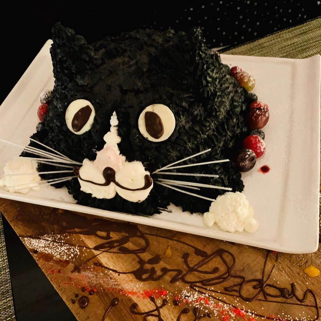 宮崎宣子さんのインスタグラム写真 - (宮崎宣子Instagram)「15年一緒にいたルルちゃんが、 今年1月2日に天国に行ってから、 久しぶりに静子姉さんとお誕生日のお祝いが出来た夜でした✨  恵比寿にあるゴデレッチョさんが、ルルちゃんのケーキを作ってくれて、、、 涙、涙にしてしまったけど、 本当に素敵な誕生日会となりました✨  静子姉さんは、私がインフルエンザの時に、手作りスープと、大量の食糧、飲み物、果物を抱えて、 わざわざ駆けつけてくれた恩人でもあります。  初めて出会ったのは、ニューヨークでしたが、日テレの同期と結婚してからは、日本でもずーっと交流させてもらい、5年目になりました😊  ニューヨークからルルちゃんも一緒に日本にきてからは、 私は大切な人に出会えた感謝しかありませんでした。  ひとりぼっちの誕生日や、クリスマスを迎えそうな時も、いつも一緒に過ごしてくれてありがとう静子姉さん🥰💕 静子姉さんのことが、大好きメンバーで、お祝いしました🥂  お店のスタッフの皆様、 本当に素晴らしい御配慮ありがとうございます🙏✨ #お誕生日おめでとう  #お誕生日会  #手作りケーキ #ルルちゃんケーキ #ゴデレッチョさん  #感動ケーキ #サプライズバースデーケーキ」3月4日 11時30分 - miyazaki_nobuko
