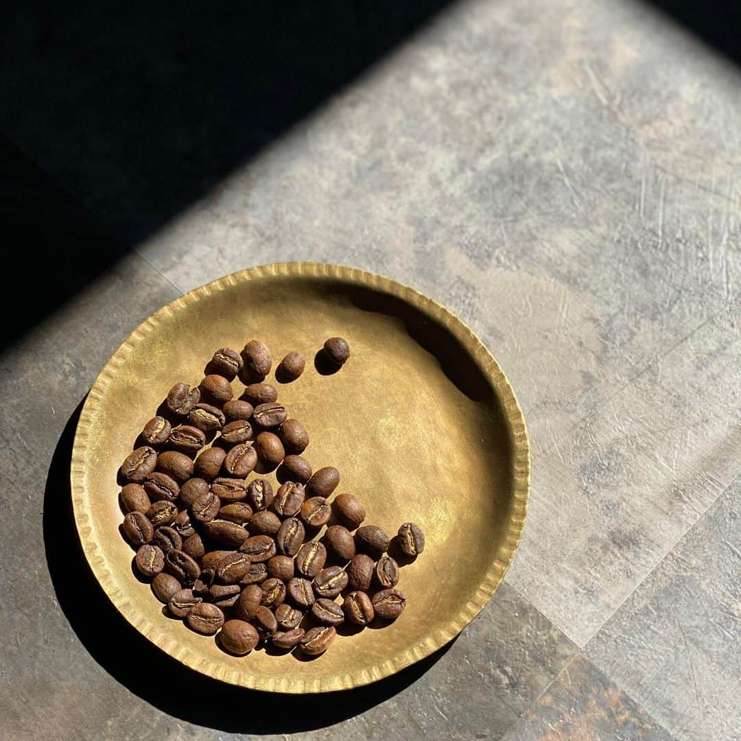 坂口憲二（THE RISING SUN COFFEE）さんのインスタグラム写真 - (坂口憲二（THE RISING SUN COFFEE）Instagram)「◆HAVE A NICE COFFEE‼︎◆ .  ETHIOPIA // GUJI SUKE QUTO .  エチオピア // グジ スケ・クト .  中浅煎り。フローラルな香り。 華やかな印象で、蜂蜜やレモンの風味。 軽やかな口当たり。 .  焙煎したてのコーヒー豆、オンラインストアにて販売中です。  therisingsuncoffee.jp .  #coffee #coffeebeans  #coffeeroaster  #coffeelab  #coffeeandsurfing  #coffeetime  #coffeelover  #coffeebreak  #coffeeshop  #coffeestand  #coffeeholic  #coffeehouse  #coffee_inst  #coffeemaker  #coffeeshops  #coffeecoffeecoffee  #coffeenclothes  #coffeeaddict  #coffeeculture  #coffeemorning  #coffeemag #specialitycoffee  #Ethiopia #guji #flesh #TRSC」3月4日 11時33分 - therisingsuncoffee