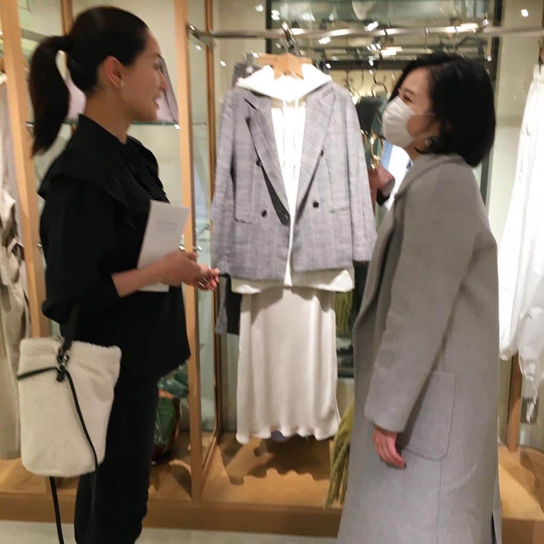 亀恭子のインスタグラム：「2月最後の土曜日、 @lumine_shinjuku にて。 パーソナルスタイリング のお仕事をさせて頂きました。 . . . 顧客の方と一緒にショッピング。 LUMINEのショップを回遊しながら、 スタイリングアドバイスを。 . . ちなみにこのお買い物はLUMINE様からのギフト❤︎ なんと、羨ましい❤︎ . . その人その人の、 いつもの〝好きなモノ〟をキャッチしながら 新しい〝似合うモノ〟を提案して… 楽しくご一緒させて貰いました^ ^ 春が待ち遠しい♪ . . #lumine #lumineshinjuku #personalstyling #fashion #springhascome」