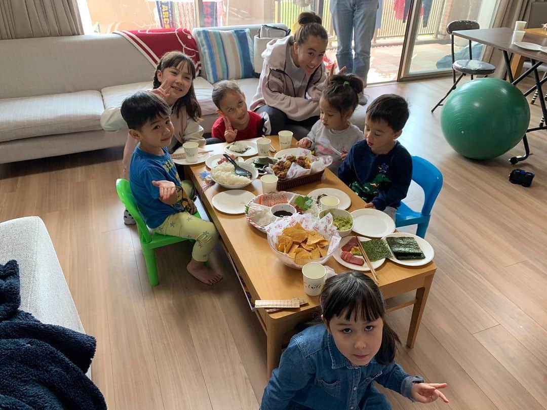 エリナ シルカのインスタグラム：「雛祭り🎎🌸 山田がケーキを落とすハプニングもありながら、お友達ファミリーと最高な1日！ 手巻き寿司食べて、ケーキ食べて、エッグハントのキャンディ食べて、外で思いっきり遊んで(^^) 楽しかった〜😆😆😆」