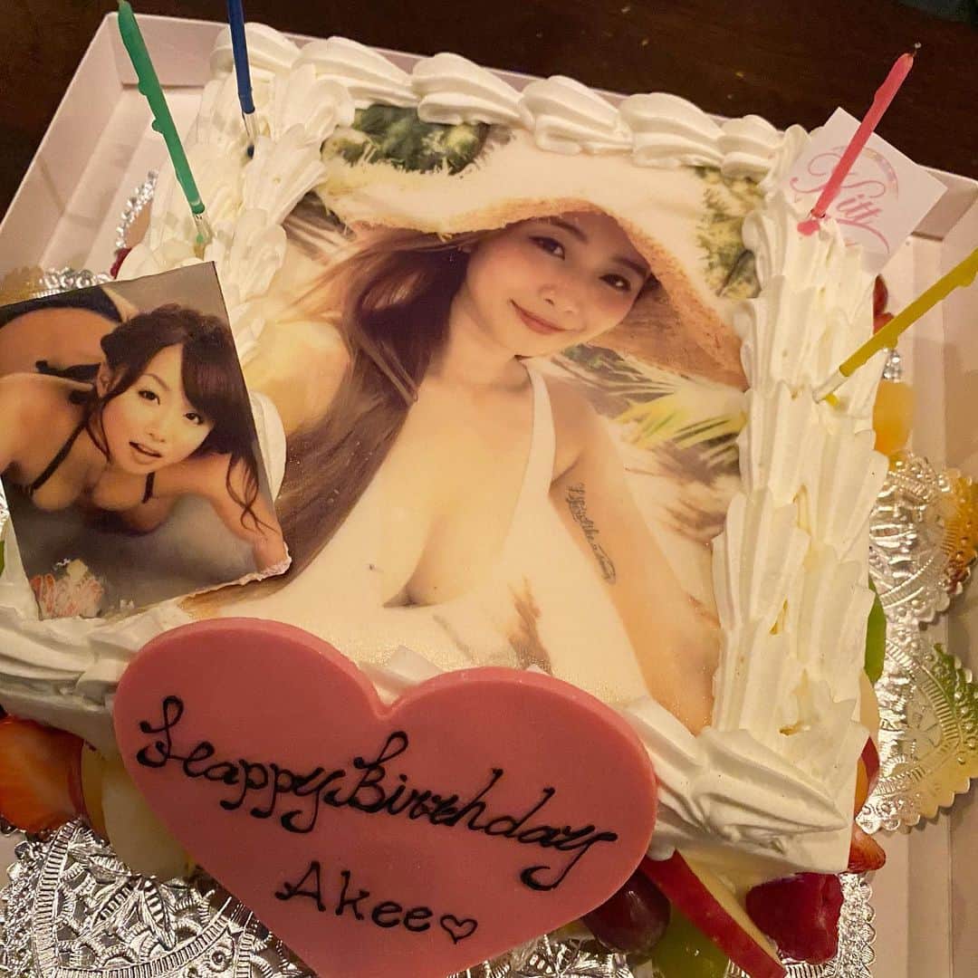 のインスタグラム：「おかげさまで33歳を迎える事ができました🤣 いつのまにか歳はとっていくものですね😂😂 東京に住んで14年が経ちました😂 サバイブしております。 いつも全力！全身全霊まえのめりこみぎみ猪突猛進ぴーひゃらぴー🤪です。 ほんとにぽんこつな私だけど、周りに居てくれる人達に支えて貰っているんだなっと実感しました🥺 ほんとにいつもありがとう🥺 プレゼントも朝から届いたり幸せだ〜❣️ 今日も恐怖の1日になりそうだな。 早く死のう。 😑😑😑😑😑😑😑😑😑😑 #誕生日 #33🤪 #いつもありがとう #今日はラーメン食べよう  #画家の父の作品が4/1に東京美術館に飾られるらしい #お父さんおめでとうございます」