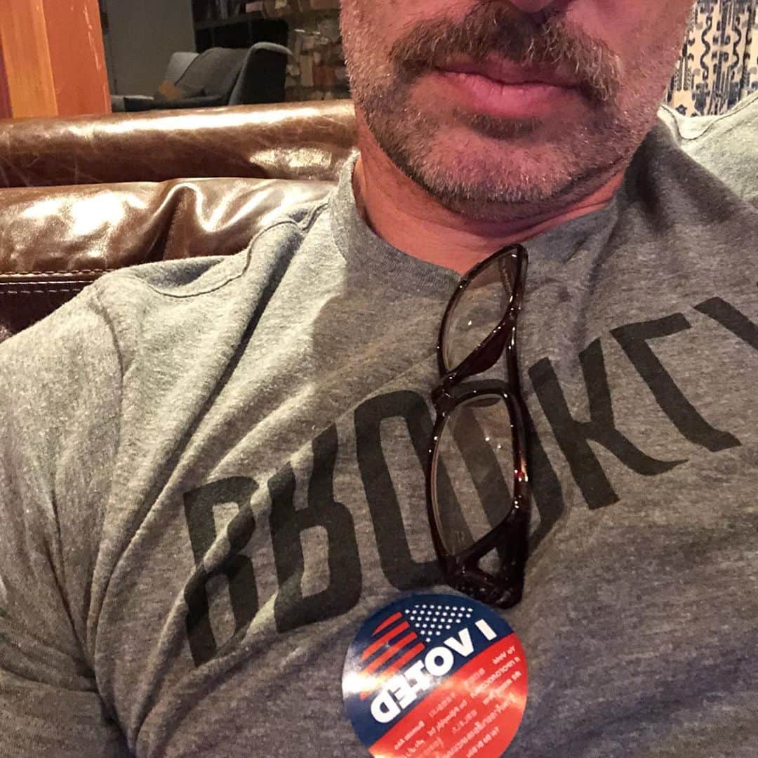 スコット・フォーリーのインスタグラム：「I. Voted. How lucky am I. #democracy」