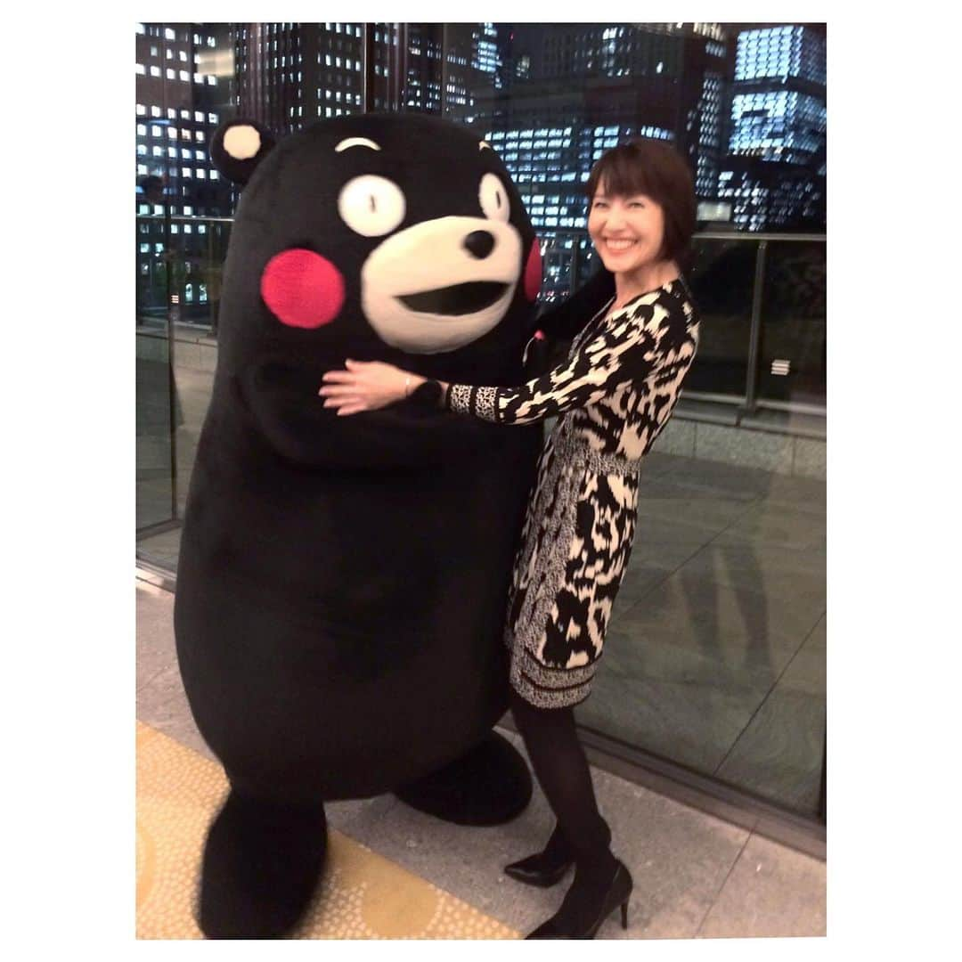 藤森香衣さんのインスタグラム写真 - (藤森香衣Instagram)「「みんな、疲れてるだろうから」 シリーズ。  いつかの、くまモン 氏。 ちょっとピントが合ってませんが…  私、162cmでヒール履いてて これなので くまモンは、並ぶと意外と背は高く、 平べったいけど 横幅はある感じの印象だった。  シャケ 氏 😼 @shake620 に続いて、 みんな疲れてるだろうから置いておくね。 ・ #kumamon #smile  #くまモン #いつかの写真 #確か #熊本のチャリティー #ひたすら可愛い #癒し」3月4日 11時54分 - kaefujimori