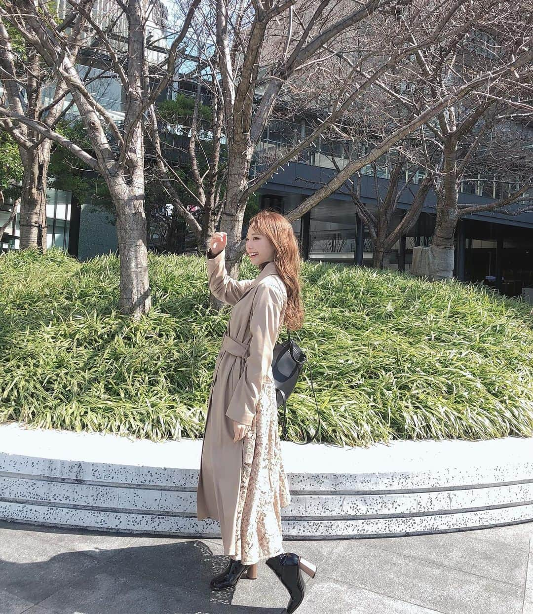 白岩まちこさんのインスタグラム写真 - (白岩まちこInstagram)「≫≫👗...𝐜𝐨𝐨𝐫𝐝𝐢𝐧𝐚𝐭𝐞  ㅤㅤㅤㅤㅤㅤㅤㅤㅤㅤㅤㅤㅤ ㅤㅤㅤㅤㅤㅤㅤㅤㅤㅤㅤㅤㅤ なんと今月から４ヶ月間、riendaの アンバサダーに就任しましたー😽👐🏻 ㅤㅤㅤㅤㅤㅤㅤㅤㅤㅤㅤㅤㅤ ㅤㅤㅤㅤㅤㅤㅤㅤㅤㅤㅤㅤㅤ 私が可愛いと思ったお洋服を選んで、 毎月紹介していくことになったよ😚✨ ㅤㅤㅤㅤㅤㅤㅤㅤㅤㅤㅤㅤㅤ ㅤㅤㅤㅤㅤㅤㅤㅤㅤㅤㅤㅤㅤ ㅤㅤㅤㅤㅤㅤㅤㅤㅤㅤㅤㅤㅤ お洋服大好きやから嬉しいっ🥴💓 ㅤㅤㅤㅤㅤㅤㅤㅤㅤㅤㅤㅤㅤㅤㅤㅤㅤㅤㅤㅤㅤㅤㅤㅤㅤㅤ ㅤㅤㅤㅤㅤㅤㅤㅤㅤㅤㅤㅤㅤ 私なりの着こなし方や選んだ理由を 毎月お伝え出来たらなぁ、、、と😋👌🏻 ㅤㅤㅤㅤㅤㅤㅤㅤㅤㅤㅤㅤㅤ ㅤㅤㅤㅤㅤㅤㅤㅤㅤㅤㅤㅤㅤ ㅤㅤㅤㅤㅤㅤㅤㅤㅤㅤㅤㅤㅤ ♡◌୨୧◌⑅⃝◌◌୨୧◌⑅⃝◌◌୨୧◌⑅⃝◌◌୨୧ㅤㅤㅤㅤㅤㅤㅤㅤㅤㅤㅤㅤ ㅤㅤㅤㅤㅤㅤㅤㅤㅤㅤㅤㅤㅤ ㅤㅤㅤㅤㅤㅤㅤㅤㅤㅤㅤㅤ ㅤ 【Big collar back lace trenchCT】ㅤㅤㅤㅤㅤㅤㅤㅤㅤㅤㅤㅤㅤ ㅤㅤㅤㅤㅤㅤㅤㅤㅤㅤㅤㅤㅤ 🧥　@rienda_official  ㅤㅤㅤㅤㅤㅤㅤㅤㅤㅤㅤㅤㅤ ¥15,378(税込)  ㅤㅤㅤㅤㅤㅤㅤㅤㅤㅤㅤㅤㅤ S or M  ㅤㅤㅤㅤㅤㅤㅤㅤㅤㅤㅤㅤㅤ ブラック、ベージュ、ピンク、パープル ㅤㅤㅤㅤㅤㅤㅤㅤㅤㅤㅤㅤㅤ  ㅤㅤㅤㅤㅤㅤㅤㅤㅤㅤㅤㅤㅤ ㅤㅤㅤㅤㅤㅤㅤㅤㅤㅤㅤㅤㅤ ♡◌୨୧◌⑅⃝◌◌୨୧◌⑅⃝◌◌୨୧◌⑅⃝◌◌୨୧ ㅤㅤㅤㅤㅤㅤㅤㅤㅤㅤㅤㅤㅤ ㅤㅤㅤㅤㅤㅤㅤㅤㅤㅤㅤㅤㅤ ㅤㅤㅤㅤㅤㅤㅤㅤㅤㅤㅤㅤㅤ  今回選んだのは、このトレンチコート🧥👠 ㅤㅤㅤㅤㅤㅤㅤㅤㅤㅤㅤㅤㅤ ㅤㅤㅤㅤㅤㅤㅤㅤㅤㅤㅤㅤㅤ  S、Mの2サイズ展開。 ㅤㅤㅤㅤㅤㅤㅤㅤㅤㅤㅤㅤㅤ  158cmの私でこのぐらいの丈。 丈は長めやし、アームホールもゆったり目の 作りやから華奢な方はSサイズがオススメ😉☝🏻 ㅤㅤㅤㅤㅤㅤㅤㅤㅤㅤㅤㅤㅤ アームホールがゆったりしてるから、 まだ少し肌寒い今の季節や、秋にも ニット着た上に羽織れるから◎ ㅤㅤㅤㅤㅤㅤㅤㅤㅤㅤㅤㅤㅤ  ㅤㅤㅤㅤㅤㅤㅤㅤㅤㅤㅤㅤㅤ このコート、ベルト位置が高いから 自然とスタイル良く見えるんよ🥴💓 ㅤㅤㅤㅤㅤㅤㅤㅤㅤㅤㅤㅤㅤ ㅤㅤㅤㅤㅤㅤㅤㅤㅤㅤㅤㅤㅤ ㅤㅤㅤㅤㅤㅤㅤㅤㅤㅤㅤㅤㅤ なにこの足長効果。ㅤㅤㅤㅤㅤㅤㅤㅤㅤㅤㅤㅤㅤ ㅤㅤㅤㅤㅤㅤㅤㅤㅤㅤㅤㅤㅤ ㅤㅤㅤㅤㅤㅤㅤㅤㅤㅤㅤㅤ 揺れた時にチラッと見える バッグプリントの花柄が最強かわいい🥰！ ㅤㅤㅤㅤㅤㅤㅤㅤㅤㅤㅤㅤㅤ  ㅤㅤㅤㅤㅤㅤㅤㅤㅤㅤㅤㅤㅤ ㅤㅤㅤㅤㅤㅤㅤㅤㅤㅤㅤㅤㅤ トレンチコート大好きで、もう何着も持ってるけど、 一昨年流行ったバッグプリーツみたいに意外と 流行が出やすいから、新しいものが欲しくて😌💫ㅤㅤㅤㅤㅤㅤㅤㅤㅤㅤㅤㅤ  ㅤㅤㅤㅤㅤㅤㅤㅤㅤㅤㅤㅤㅤ ㅤㅤㅤㅤㅤㅤㅤㅤㅤㅤㅤㅤㅤ  色も４色あったけど、カジュアルにも フェミニンにも使える王道ベージュにした🙋🏻‍♀️‼️ ㅤㅤㅤㅤㅤㅤㅤㅤㅤㅤㅤㅤㅤ ㅤㅤㅤㅤㅤㅤㅤㅤㅤㅤㅤㅤㅤ どうでしょう、こんな感じのレポ🥳‼️ ㅤㅤㅤㅤㅤㅤㅤㅤㅤㅤㅤㅤㅤ ㅤㅤㅤㅤㅤㅤㅤㅤㅤㅤㅤㅤㅤ ㅤㅤㅤㅤㅤㅤㅤㅤㅤㅤㅤㅤㅤ 一応分かりやすいように サイトの写真も載せた🤳 ㅤㅤㅤㅤㅤㅤㅤㅤㅤㅤㅤㅤㅤ ㅤㅤㅤㅤㅤㅤㅤㅤㅤㅤㅤㅤㅤ ㅤㅤㅤㅤㅤㅤㅤㅤㅤㅤㅤㅤㅤ サイトのモデルさんは、 166cmでSサイズ着用だと、こんな着丈なんやって🧥✨ ㅤㅤㅤㅤㅤㅤㅤㅤㅤㅤㅤㅤㅤ ㅤㅤㅤㅤㅤㅤㅤㅤㅤㅤㅤㅤㅤ ㅤㅤㅤㅤㅤㅤㅤㅤㅤㅤㅤㅤㅤ  今日は今からやる事いっぱい(*•̀ᴗ•́*)و ̑̑ みんなも午後から頑張ろう🥰  ㅤㅤㅤㅤㅤㅤㅤㅤㅤㅤㅤㅤㅤ ㅤㅤㅤㅤㅤㅤㅤㅤㅤㅤㅤㅤㅤ  #白岩まちこ#rienda#riendaアンバサダー #PR#コーディネート#トレンチコート #ハイウエスト#ロングヘア#ファッションコーデ#通勤コーデ#アラサーコーデ #メイク#シースルーバング#裸眼メイク #セルフアレンジ#簡単アレンジ#梅田#大阪 #ナチュラルメイク#淡い色コーデ#梅田 #大人可愛い#大人カジュアル#カジュアルコーデ#プチプラ#プチプラコーデ#プチプラファッション#カジュアル#大人女子#ゆる巻き」3月4日 12時05分 - machichas