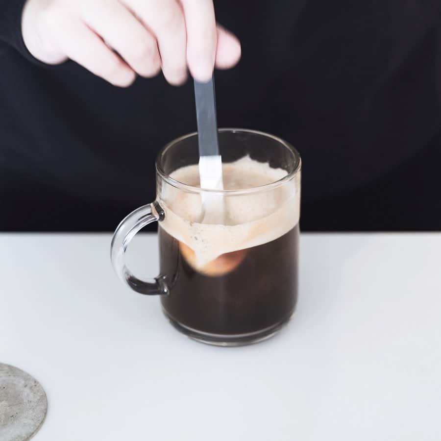 市川渚さんのインスタグラム写真 - (市川渚Instagram)「Our morning starts with a cup of coffee.﻿ ﻿ ﻿ ﻿ おめざの一杯。ここ1年くらいお家コーヒーはわたしが豆を手動のミルでゴリゴリ挽いて、ドリップで飲んでたのだけれど、VERTUOはカプセルを入れてボタンを押すだけなので、夫にも任せることが出来て嬉しい 慌ただしい朝でも美味しいコーヒーが気軽に楽しめて◎。Nespressoさん的にはマグカップでふわふわのクレマをかき混ぜて頂く「クレマグ」という飲み方がおすすめだそう。香りがさらに引き立つ気がする。﻿ ﻿ ﻿ #Nespresso#VERTUO#ネスプレッソ#ヴァーチュオ#クレマグ#pr﻿」3月4日 12時19分 - nagiko