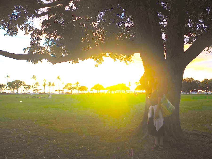 大山恵理乃さんのインスタグラム写真 - (大山恵理乃Instagram)「#ハワイ #オアフ島﻿ #アラモアナビーチパーク﻿ ﻿ ﻿ ﻿ 実は穴場なゆっくりできるビーチ。﻿ ﻿ ﻿ 地元家族たちの憩いや、﻿ 少年たちのサッカーなど、﻿ ハワイの日常生活を垣間見れる公園。﻿ ﻿ ﻿ ﻿ ウエディングフォトスポットとしても。﻿ ﻿ ﻿ ﻿ pic②→ひがんでないよ﻿  ひがんでないよ﻿  ひがんでないよ﻿ ﻿ ﻿ pic③→この人のほうがナイス👍w﻿ ﻿ ﻿ ﻿ 夕陽もダイヤモンドヘッドも﻿ バッチリ見える。﻿ 癒しで包まれる場所﻿ ﻿ ﻿ ﻿ ﻿ #hawaii ﻿ ﻿ #ホノルル #ワイキキ　 #waikiki #honolulu #oahu #oahulife  #하와이 #오아후섬 #호놀룰루  #ハワイ観光 #ハワイ旅行 #ハワイ大好き #ハワイ行きたい #ハワイ好き #ハワイ住みたい #アラモアナビーチ #ハワイウエディングフォト #ハワイウエディング #alamoanabeach #alamoanabeachpark #ダイヤモンドヘッド #diamondhead #hawaiisunset #ハワイの夕陽 #wordvillage #alamoana」3月4日 3時50分 - erino_ohyama