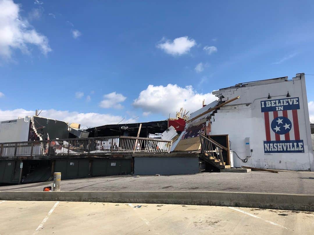 Paramoreのインスタグラム：「we are safe but so many in our community have lost their homes or businesses. heartbroken and yet grateful to be part of such a strong community. we love you nashville ❤️ photo: @t_rav_bing #nashvilletornado」