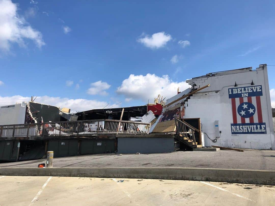 Paramoreさんのインスタグラム写真 - (ParamoreInstagram)「we are safe but so many in our community have lost their homes or businesses. heartbroken and yet grateful to be part of such a strong community. we love you nashville ❤️ photo: @t_rav_bing #nashvilletornado」3月4日 3時57分 - paramore