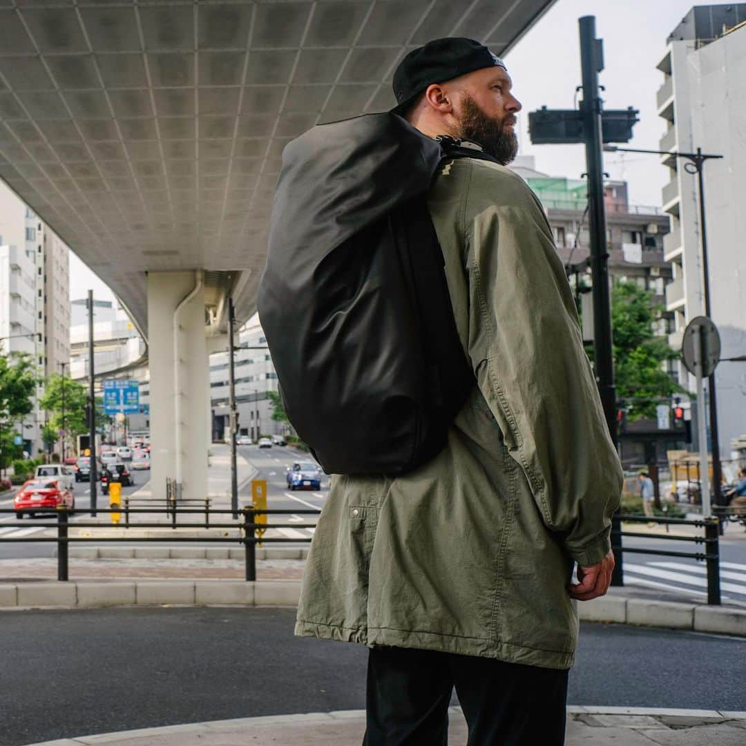 コートエシエルさんのインスタグラム写真 - (コートエシエルInstagram)「Ease meets structure. @jamesoliver_tno in the latest #HORIZONS wearing NILE in Obsidian Black 🕹 . . . . #coteetciel #coastandsky #designedinparis #streetstyle #streetweardaily #unisexstyle #bagsofinstagram #guyswithstyle #tokyolife #tokyofashion #creativespaces #backpackdesign #creativepeople #manaccesories #manaccessories #manstyle #streetstyleoutfit #allblackeverything #blackisthenewblack #blackismycolor #architecture_hunter #blackbag #blackbags #backpacklife #outfitoftheday #accessoriesoftheday」3月4日 4時03分 - coteetciel