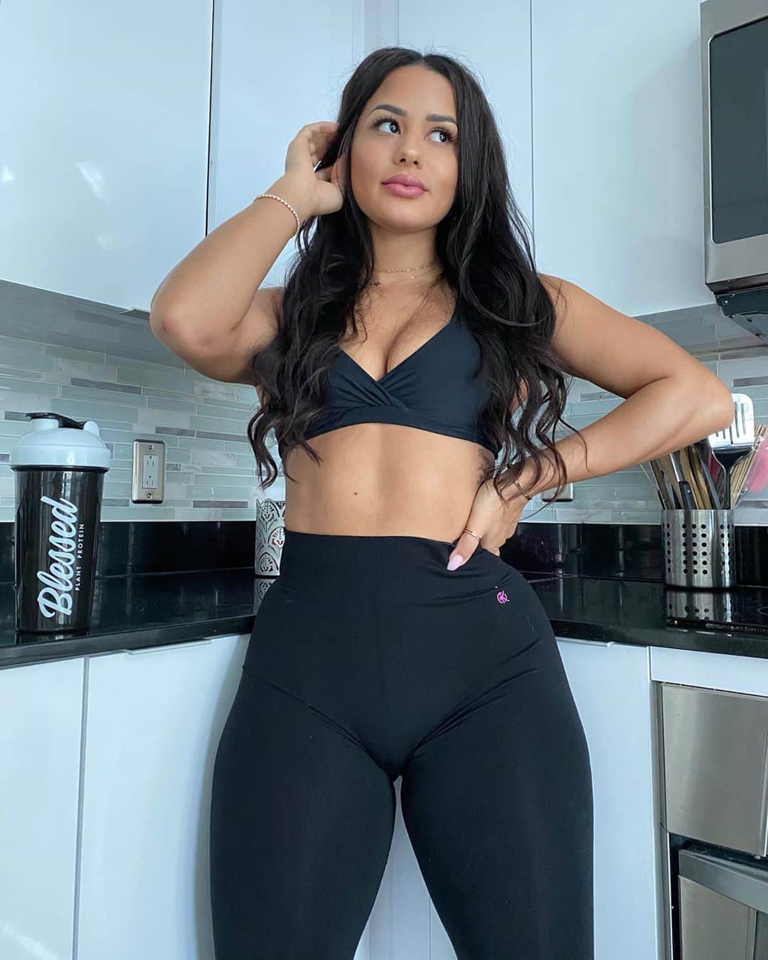 Katya Elise Henryさんのインスタグラム写真 - (Katya Elise HenryInstagram)「I'll have one  PEACH PLEASE!!! 😌🍹🍑💪🏽Summer is comin in HOT, and so are my #WBKgirls  beach bodies! This 8 WEEK CHALLENGE is going to bring some
