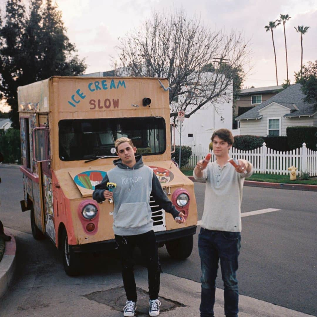 コリン・フォードさんのインスタグラム写真 - (コリン・フォードInstagram)「The truck is a little creepy... BUT we had to get some bomb pops and power puff girls, it be like that sometimes 🤷🏼‍♂️ What’s your go to ice cream flavor? 🍦」3月4日 4時20分 - colinford