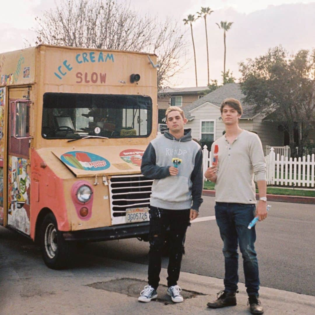 コリン・フォードのインスタグラム：「The truck is a little creepy... BUT we had to get some bomb pops and power puff girls, it be like that sometimes 🤷🏼‍♂️ What’s your go to ice cream flavor? 🍦」