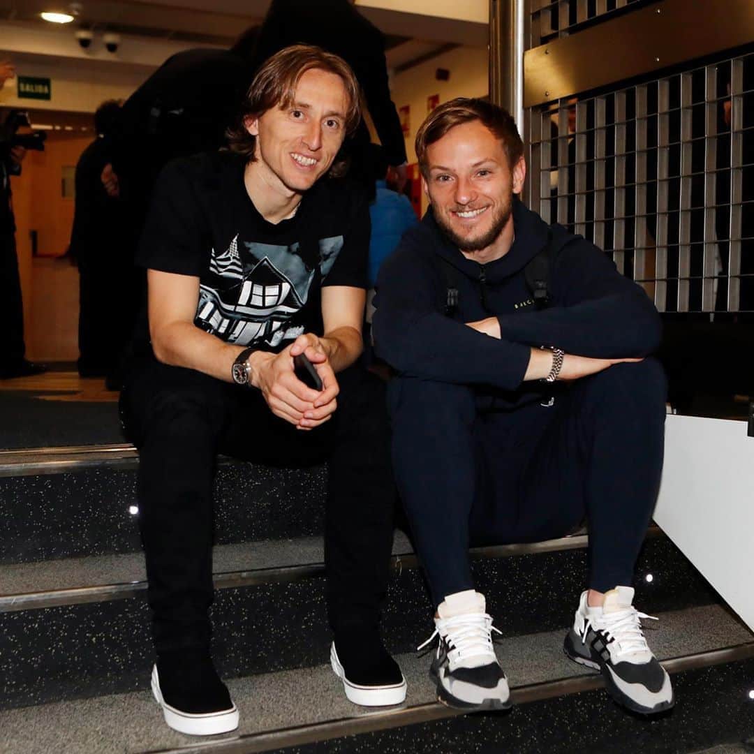 イヴァン・ラキティッチのインスタグラム：「I jos jedna za uspomenu brate @lukamodric10 🎩⚽️💪 uvijek je posebno igrat protiv tebe, ma da mi je lijepse kad smo zajedno u kockastom dresu @hns_cff 😃🇭🇷 #bratuzbrata #iznadsvihhrvatska」