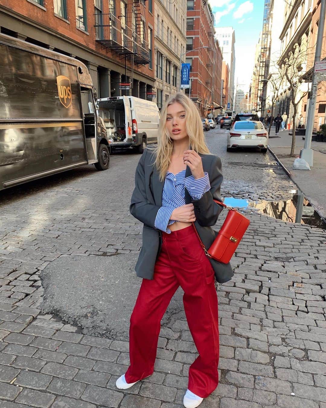 エルザ・ホスクさんのインスタグラム写真 - (エルザ・ホスクInstagram)「Red little bag lady with my favorite bag from our @lancaster campaign ❤️❤️❤️」3月4日 4時42分 - hoskelsa