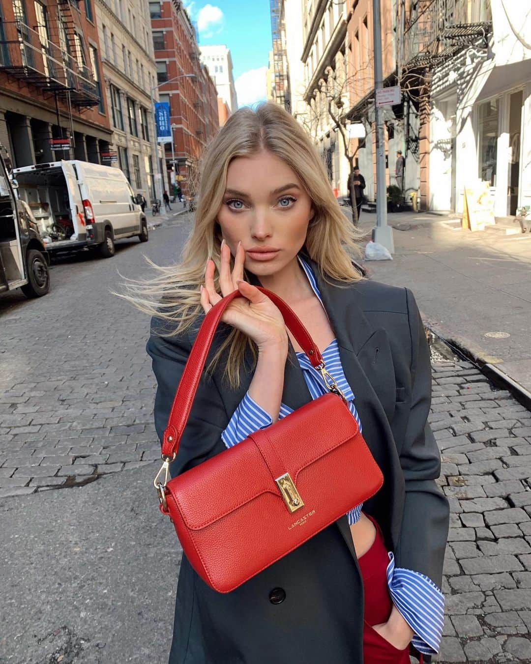 エルザ・ホスクさんのインスタグラム写真 - (エルザ・ホスクInstagram)「Red little bag lady with my favorite bag from our @lancaster campaign ❤️❤️❤️」3月4日 4時42分 - hoskelsa