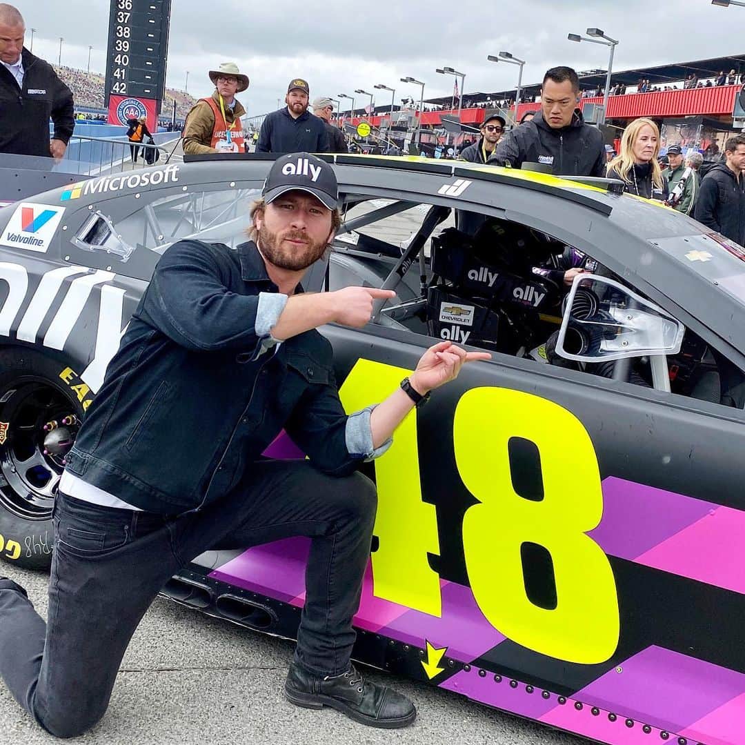 グレン・パウエルのインスタグラム：「Magical day celebrating my buddy @jimmiejohnson’s racing career for his final laps at Fontana. Hell of a driver. Hell of a guy. #OneFinalTime」