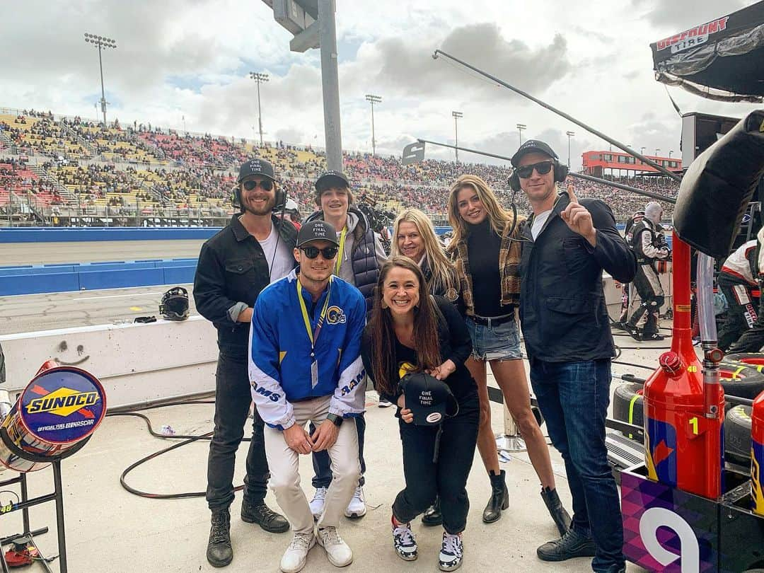 グレン・パウエルさんのインスタグラム写真 - (グレン・パウエルInstagram)「Magical day celebrating my buddy @jimmiejohnson’s racing career for his final laps at Fontana. Hell of a driver. Hell of a guy. #OneFinalTime」3月4日 4時46分 - glenpowell