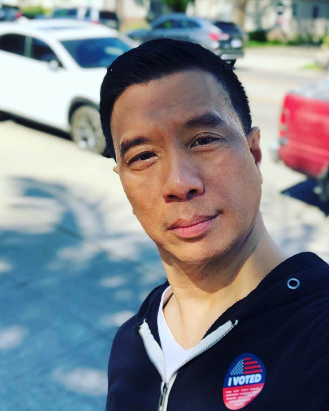 レジー・リーのインスタグラム：「Not scratching an itch on my face for an hour and a half...... .... was harder than standing in line for an hour and a half to vote. #handsanitizer #govote #supertuesday」