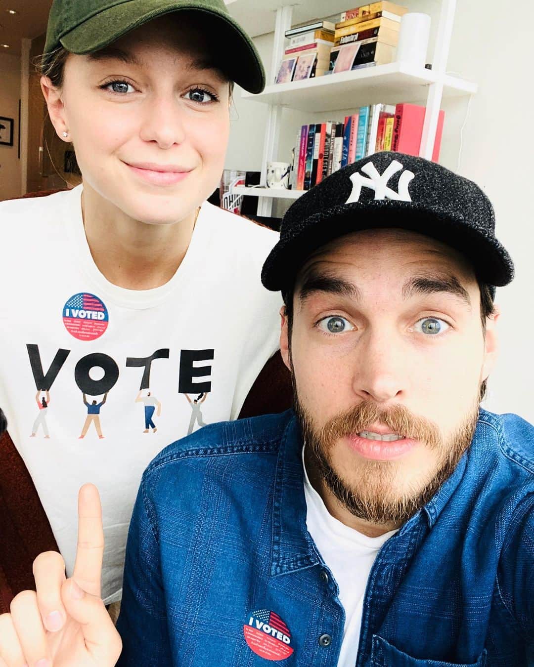 クリス・ウッドのインスタグラム：「GO VOTE!!! If you’re in a Super Tuesday state, get out there! Some states allow same day registration, so don’t assume you’re too late. VOTE!」