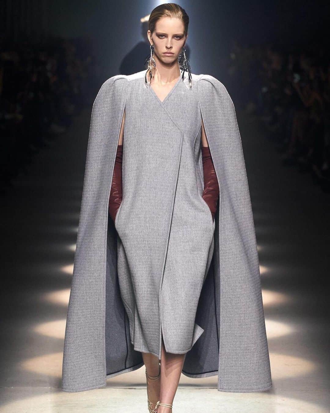アビー・チャンピオンのインスタグラム：「So happy to have been a part of this show @givenchyofficial thank you @clarewaightkeller @pg_dmcasting @suzannekoller 🤍🤍🤍」