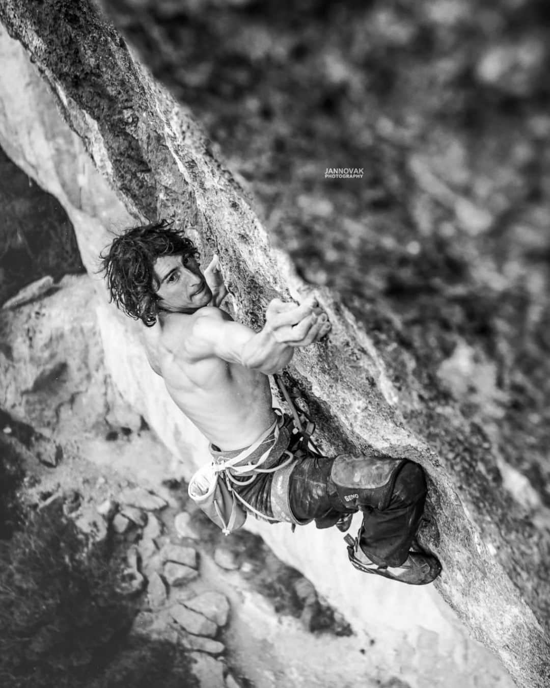 デイブ・グラハムのインスタグラム：「One year ago I made an ascent of La Rambla [9A+] here in Siurana 🥳 !! Seems like a suitable time to finally share the send footage 😅!! Its nothing spectacular, just a wide shot from the ground of the final crux section, but @pdufraisse was kind enough to run up and film me climbing so I might have a nice little souvenir if I sent, and I admit I’m very grateful this little clip exists 🙌🏻 It brings back amazing memories and sensations from last years battle with the beast of a route, especially the mental aspect of the experience 👐🏻 Watching it again after so long reminds me of the peace we must find with ourselves and our surroundings in order to accomplish our goals 🙇🏻‍♂️ As I reflect on that wisdom amidst my full blown siege of La Capella [9B] which is over a month long now, and way way down the rabbit hole 🤯 I need to remember to truly embrace the moment, listen to the birds, and just think about the climbing ; not operate within some premeditated vision of accomplishing my goal, but try to let the goal unfold on its own and enjoy what happens 😳 This advice might help me move onward in my journey, I think I needed that reminder, let’s see what happens tomorrow 🤔 A MUERTE 🤪🤪🤪Check my IG TV for the clip 🤟 !!! @adidas @adidasterrex @fiveten_official @petzl_official @climb_up_officiel @frictionlabs @sendclimbing @climbskinspain @alizee_dufraisse 😘」