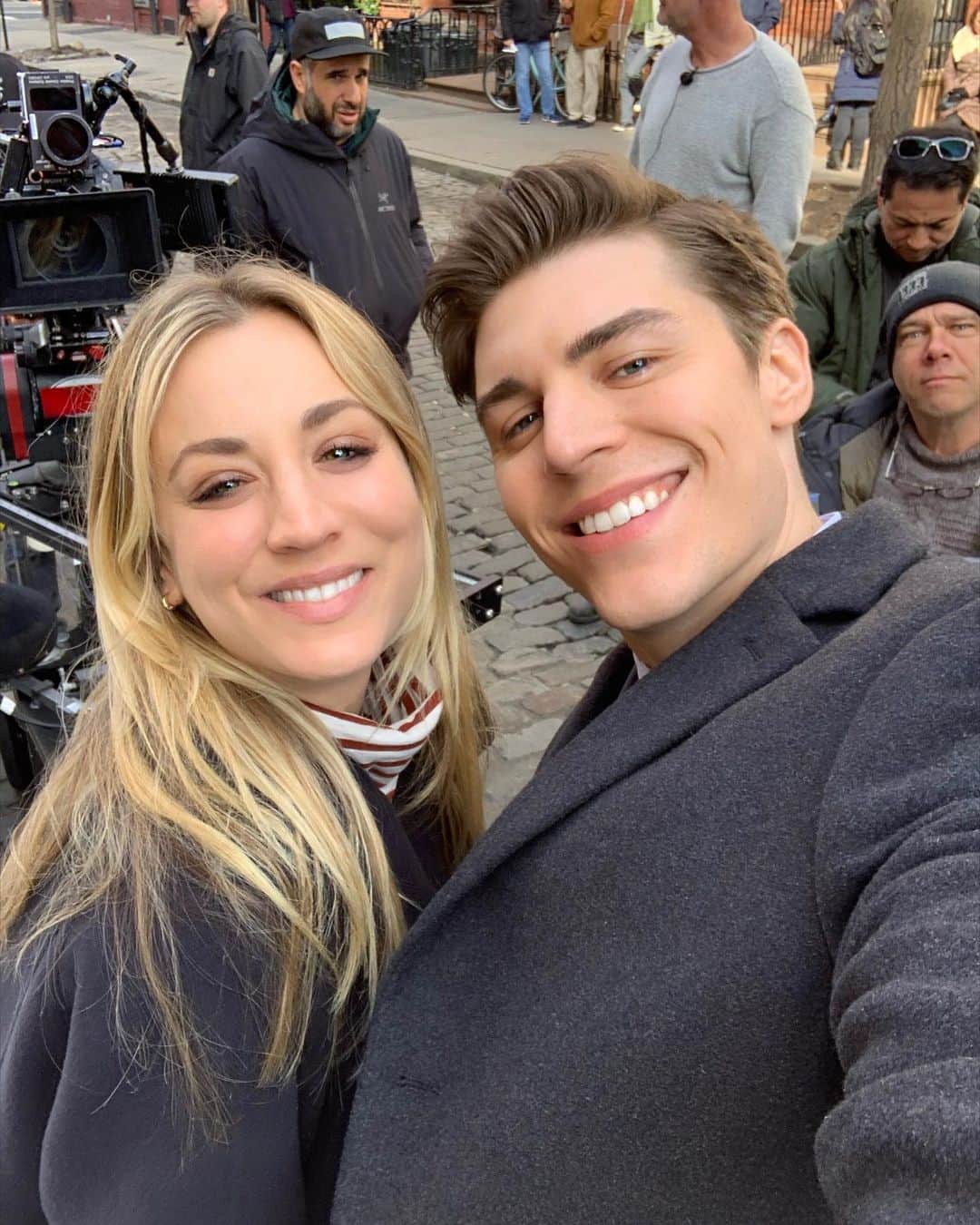 ノーラン・ジェラード・ファンクのインスタグラム：「A cup of Cuoco ☕️ 🎥#theflightattendant @hbomax」