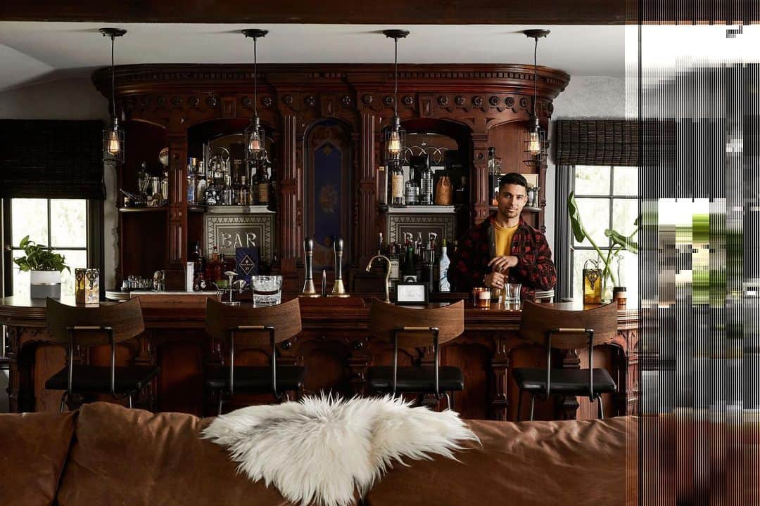 ウィルマー・バルデラマのインスタグラム：「Part 2 Thank you @archdigest for the nice article on our home.. here is a look at my home.. through the eyes of these awesome people below: Credits: Photographer: @jennapeffley  Writer: @katromeyn  Groomer: @nellichristine  #ArchitectureDigest #LivingRoom #Kitchen #GuestRoom」