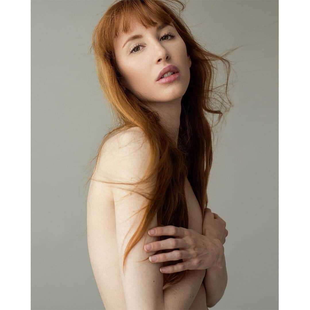 Faith Picozziのインスタグラム：「Studio 2️⃣ 📸 @raenbadua 💆‍♀️💄 @makemeupchris 💥 @tngmodels @wilhelminamodels @stevemillerdirectorla ! #redhead #model #fashion #style #studio #portrait」