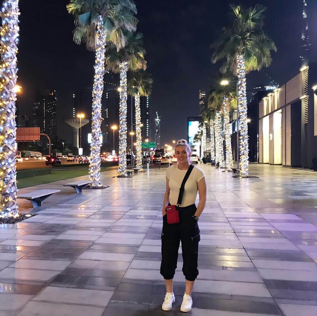 ジェンマ・ボナーのインスタグラム：「Take me back 🖤」