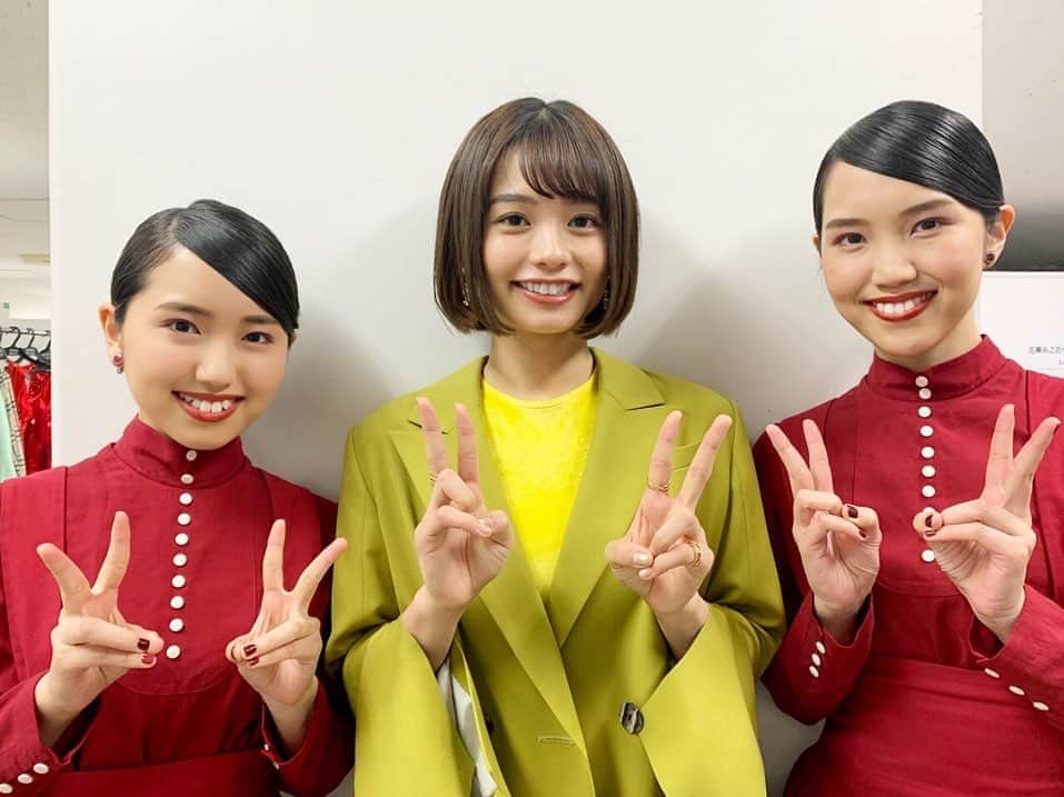 足立佳奈のインスタグラム：「初めての 「#うたコン」出演！ とても緊張しました。  Kitriのお二人の歌声とピアノに包まれながら、「卒業写真」を歌唱することができて、本当に嬉しかったです！！😌 他に出演者の皆様の温かさに心いっぱいになりました。今日もぐっすり眠れそうです！  ありがとうございました✨」