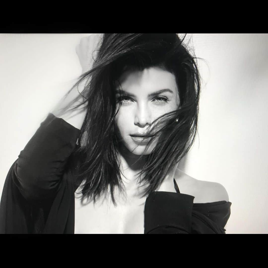 ジェナ・ディーワンさんのインスタグラム写真 - (ジェナ・ディーワンInstagram)「Instagram vs. reality 🎉😴」3月4日 12時35分 - jennadewan