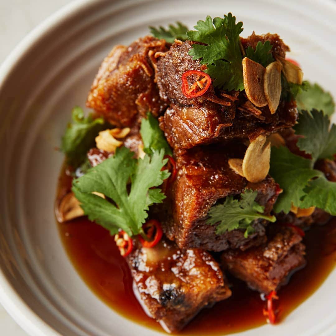 のインスタグラム：「＜ポークホック/Caramelized Pork Hock＞ 甘辛い味が人気の一皿。外はカリッと中はトロッとした食感に、ほんのり酸味とココナッツシュガーを煮詰めた甘味が後引く美味しさ。  Crusty on the outside, tender and juicy center and caramelized with sweet n' salty sauce. Yummm…」