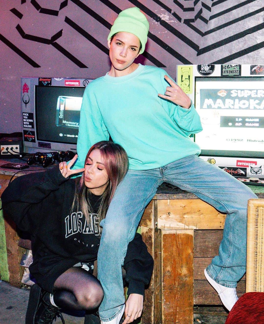 アリソン・ワンダーランドのインスタグラム：「@iamhalsey & I are your parents now」