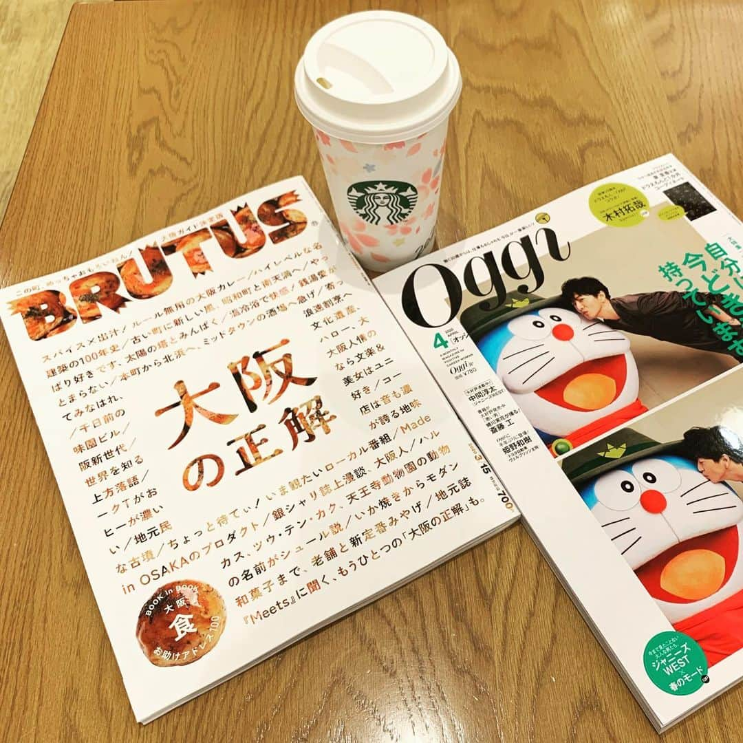 くろさんのインスタグラム写真 - (くろInstagram)「📚BOOK&CAFE☕️ #BRUTUS #この町めっちゃおもろいねん #大阪ガイド決定版 #大阪の正解 #Oggi #祝50周年ドラえもん #20年ぶりにOggiの表紙に登場 #木村拓哉 #starbuckslatte #starbucks #starbuckscoffee #sakuracup #スタバ #スタバラテ #スターバックス #スターバックスラテ #スターバックスコーヒー #さくらカップ #スターバックスコーヒーTSUTAYA新橋店」3月4日 7時20分 - m6bmw