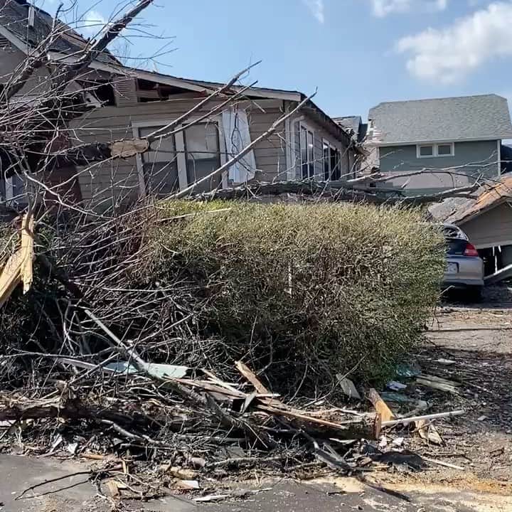 クレア・コフィーのインスタグラム：「Video by @crittereldridge of the scene in #Nashville. Sending love to the families of those lost last night and to the communities embarking on rebuilding. The devastation is too immense to comprehend.」
