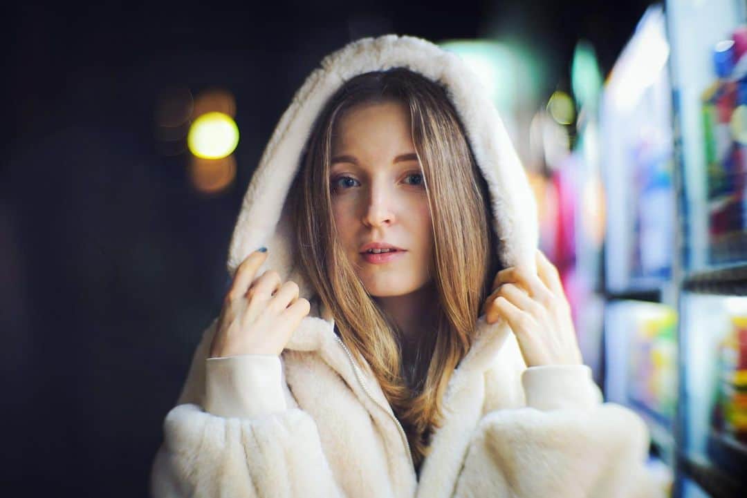 Lisaのインスタグラム：「自販機のおかげで夜でも撮れる。自販機は色んな意味で便利だね カメラ　@yukkua 🐈 #自販機 #代々木 #winter #cold #日没 #サンセット #寒い #冬 #横顔　#ポートレート #撮影 #モデル #ロシア人 #model #shooting #portrait #tokyo」