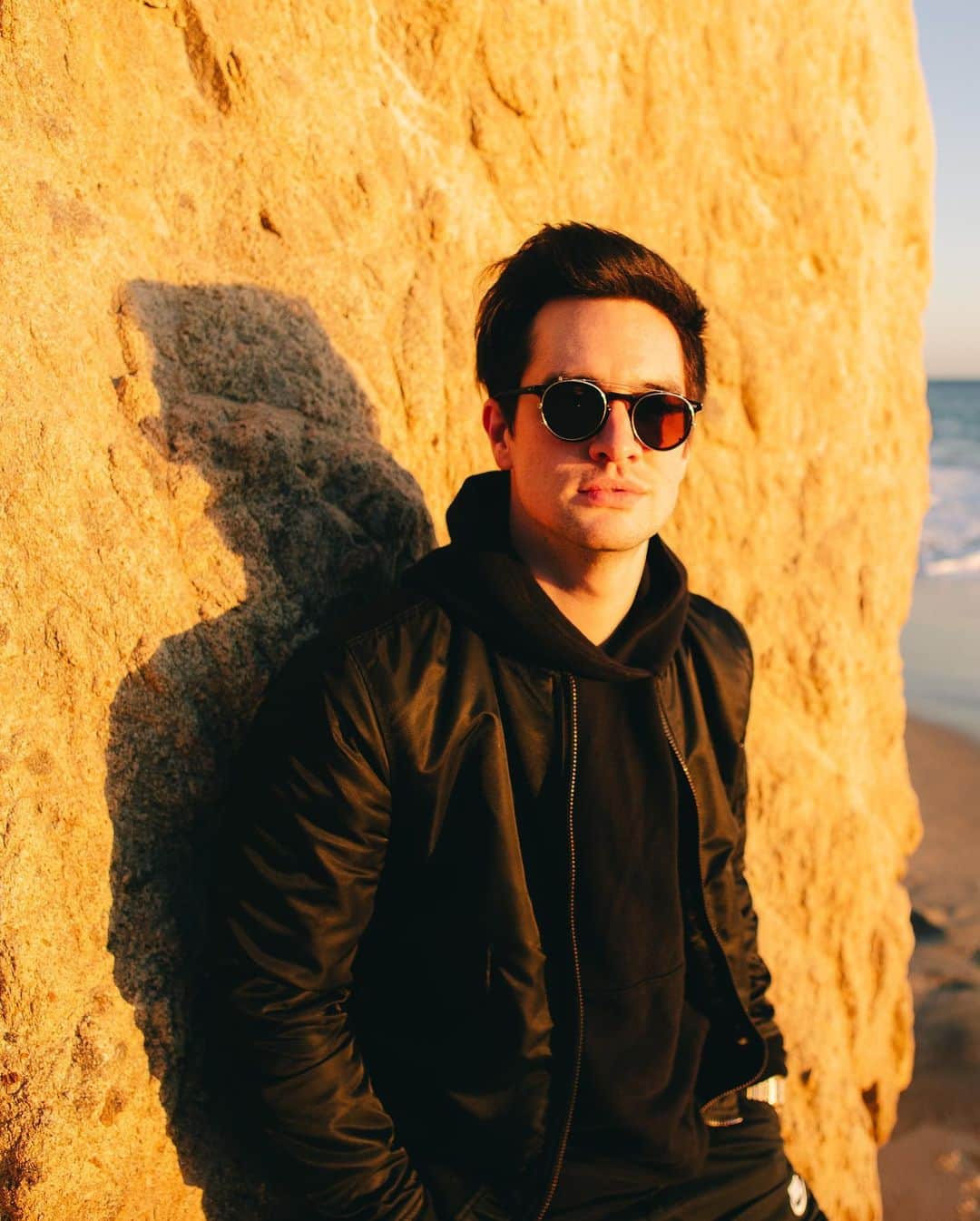 Panic! At The Discoさんのインスタグラム写真 - (Panic! At The DiscoInstagram)「Sunset! at the Beach 📸-@jakechams 🎞- @zackcloudhall」3月4日 7時48分 - panicatthedisco