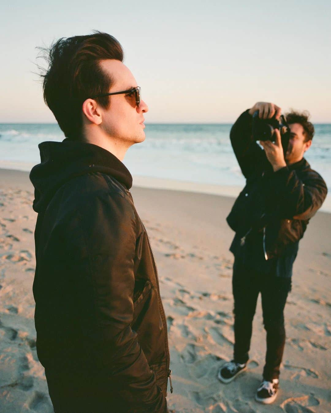 Panic! At The Discoさんのインスタグラム写真 - (Panic! At The DiscoInstagram)「Sunset! at the Beach 📸-@jakechams 🎞- @zackcloudhall」3月4日 7時48分 - panicatthedisco