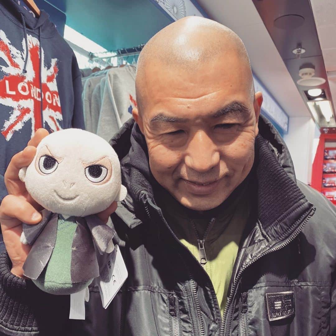 人間椅子さんのインスタグラム写真 - (人間椅子Instagram)「#london🇬🇧 #sightseeing  #ロンドン観光 #お土産屋さん巡り #鈴木研一 #イギリス🇬🇧街歩き #人形と記念写真 #euツアーお疲れ様でした #hurrypotter #ハリーポッター #voldemortplush #voldmort #ヴォルデモート　#voldemort」3月4日 7時46分 - ningen_isu