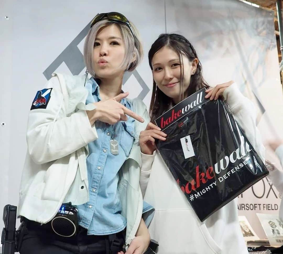のインスタグラム：「I got bakewall T-shirt!!!🙌♥️﻿ ﻿ ▢ ▣ ▢ ▣ ▢ ▣ ▢ ▣ ▢ ▣ ▢ ▣ ▢ ﻿ ﻿ 【#MAYOZONES】﻿ 売り子だよ🙋‍♀️✨﻿ 4/11(土) G&G lovers﻿ ﻿ ▢ ▣ ▢ ▣ ▢ ▣ ▢ ▣ ▢ ▣ ▢ ▣ ▢ ﻿ ﻿ #BLKFOX﻿ #bakewall﻿ #女子サバ﻿ #サバゲー﻿ #サバゲーマー﻿ #サバイバルゲーム﻿ #サバゲー女子﻿ #ミリタリー﻿ #サバゲー女優﻿ #サバ嬢﻿ #女優﻿ #秋田﻿ #モデル﻿ #model﻿ #MC﻿ #japanesegirl﻿ #メガネ女子﻿ #サバゲー装備﻿ #airsoft﻿ #airsoftjapan﻿ #サバゲーしたい﻿ #サバゲーマーさんと繋がりたい﻿ #写真好きな人と繋がりたい」