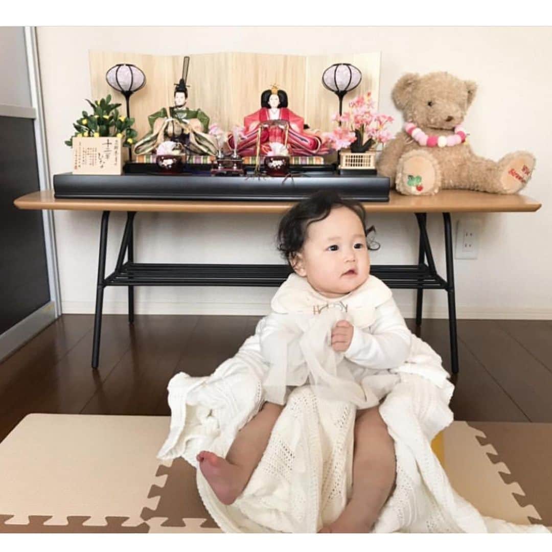 新海史子さんのインスタグラム写真 - (新海史子Instagram)「雛祭り🎎 1年で大きくなりました。 保育園大好きでどんどん活発に なんでもやってみたいらしく いつの間にかスケートデビューも 健康に育ってくれて感謝です。 #雛祭り #自前のお雛様 #おてんば娘 #1歳8ヶ月  #はじめての手袋 #スケートデビュー」3月4日 8時03分 - shinkai.0305