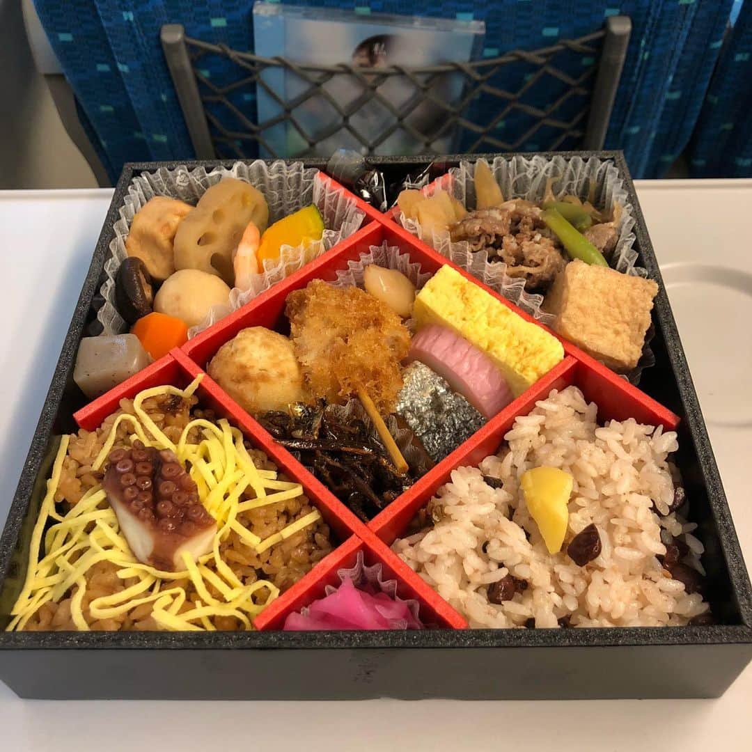 関取花のインスタグラム：「本日3月4日、関取花の新しいミニアルバム「きっと私を待っている」発売日です🔥よろしくお願いします☺️各配信サイト、サブスクでの配信も全曲スタートされました🐕 よろしくお願いします🐰  葛藤も不安もやりたいこともやらねばならないことも、全部詰め込みました。めちゃめちゃ良いぞ。  #関取花」