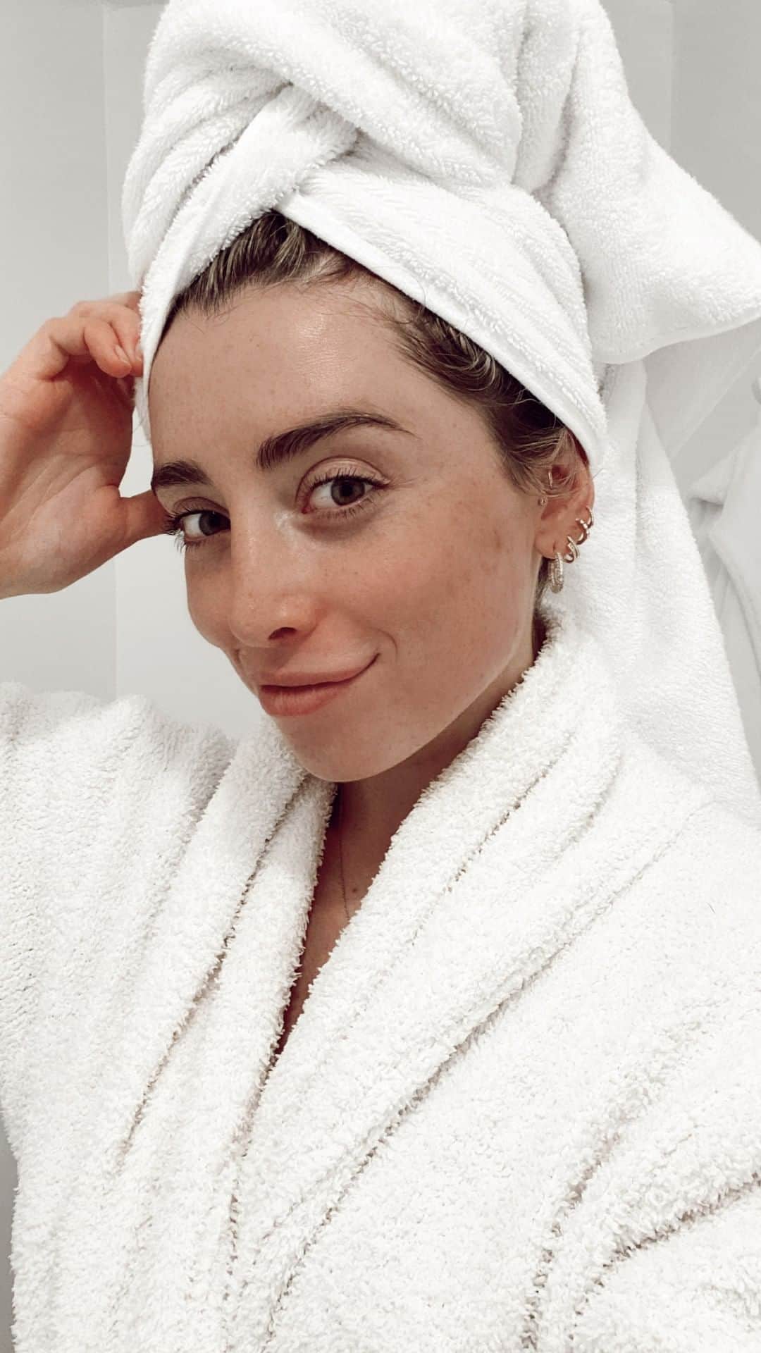 Lauren Elizabethのインスタグラム：「These are all my favorite products to keep my skin clear and glowing! In conjunction with seeing a skincare specialist, drinking tons of water, and celery juice - my skin has completely cleared up and I finally feel confident! All the products I use are also CLEAN which is a huge bonus! THIS IS NOT SPONSORED! I use all of these products because they WORK for me! Links and details will be on @LaurenElizabethINC! #Skincare #CleanBeauty #Routine」